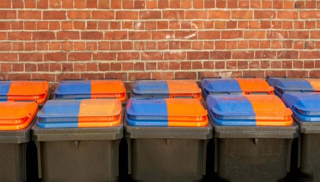 clean trash cans | Kopa Home